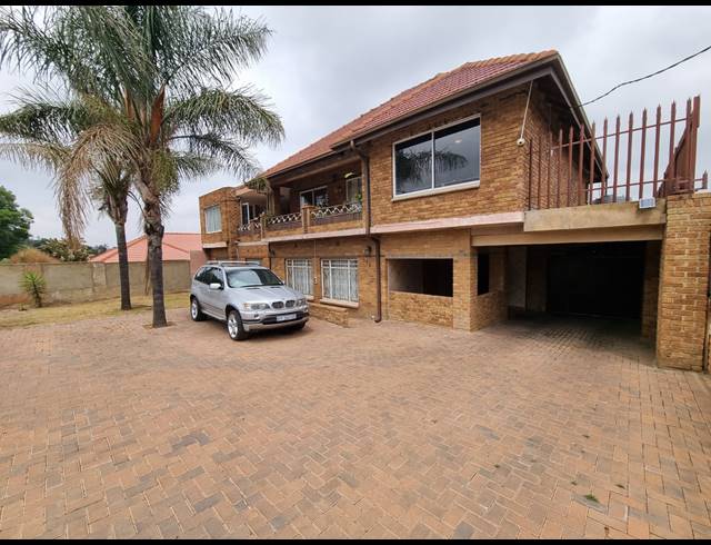 6 BEDROOM HOUSE FOR SALE IN LINMEYER